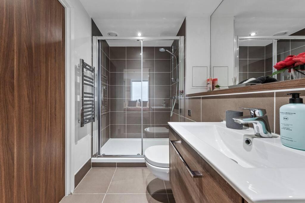New Apartment 20 Mins From Waterloo London Bp36 Exteriör bild