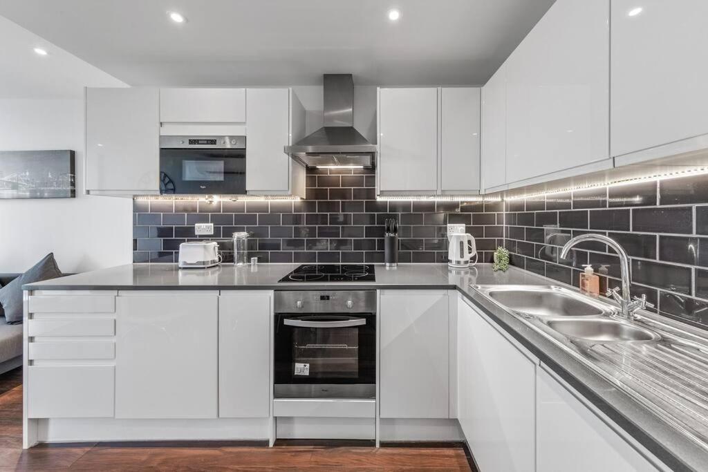 New Apartment 20 Mins From Waterloo London Bp36 Exteriör bild